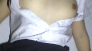   थाई पोर्न क्लिप: कॉलेज के छात्रों से वापस आने के बाद एक पोशाक में एक प्रशंसक को चोदना।  बहुत सुंदर योनी और बहुत अच्छा आकार