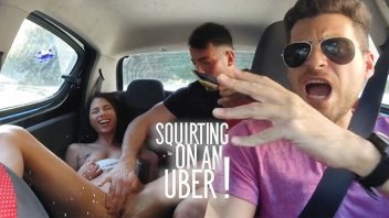看完外国电影后，开着Uber去接乘客，然后和一个顾客轮奸阴道，他很饥渴。我在我的嘴里。
