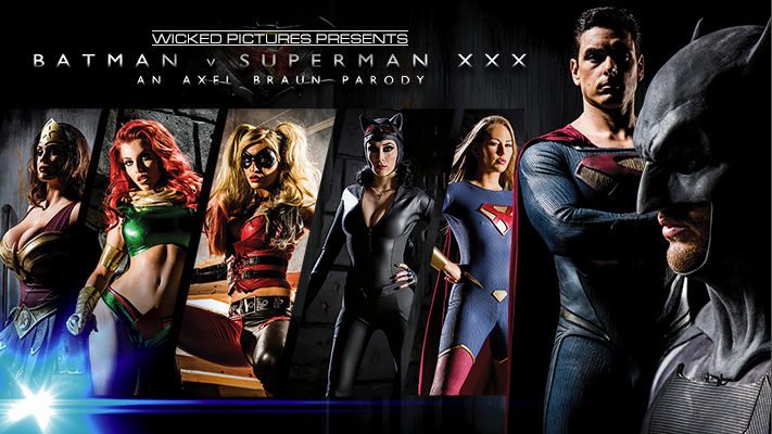 Бетмен V Супермен XXX - пародія Axel Braun на відомі п'єси. Авіафільм за мотивами коміксів про супергероїв DC. Костюмовані персонажі. Харлі Квінн, що випльовується.
