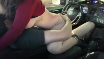 Pornhub性爱电影：丈夫和妻子在车内摆弄 淫荡的阴道安排性交一个阴道阴茎要求停车场性交 阴道醉酒的性爱是非常热的
