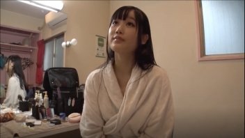 日本色情视频采访名人，播放情歌。18 Aya miyazaki 一个漂亮的女孩。镜头下无愧于心。即使男主角不帅，也有足够的骨盆。
