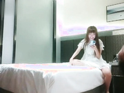   होटल का कमरा - बड़ा डिक एक युवा महिला की मुद्रा में कोमल सफेद नितंबों को पटक रहा है