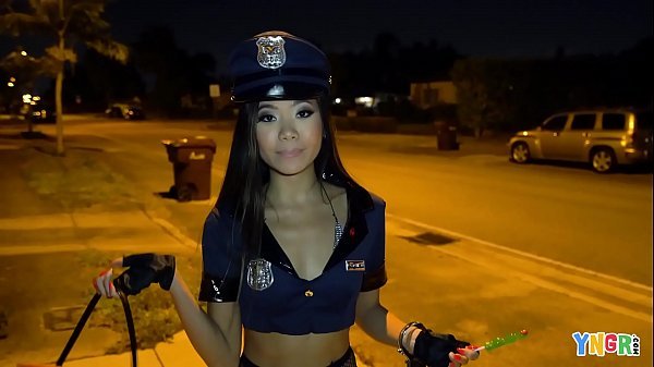   हेलोवीन लड़की सर्वश्रेष्ठ पुलिसकर्मी के रूप में तैयार होती है
