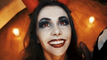 Mia Bandini, Iblis Pemuas Nafsu yang Menyalakan Lilin dan Menciptakan Suasana Seksual dengan Hantu yang Memantul di Dalam Vaginanya yang KetatXxx