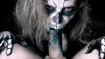 恐怖色情片与鬼魂化妆的女孩进行大规模的阴茎性交。呻吟声在他的阴茎升起时转化为尖叫声。
