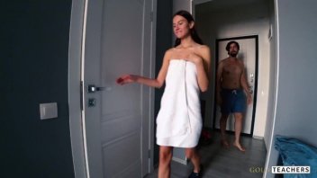 서양 포르노 영화 집에있는 분홍색 젖꼭지가 움직이지 않으므로 흐르는 물 우물 대신 방에서 샤워를하도록 요청하십시오. 성기를 잡고 서 있습니다. 서있는. 서 서
