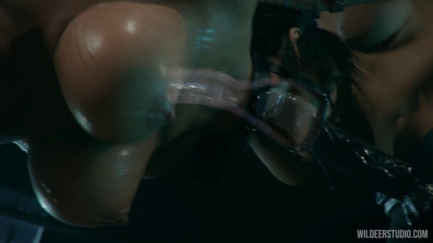 Lara Croft X-ray Dalam Tenggorokan
