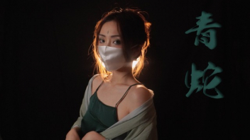 크고 털이없는 질을 가진 중국 소녀의 Xxx 영화. 그녀는 자위를하고 질이 열린 채로 앉아 강렬한 표정을 지으며 여전히 섹스 할 수 있습니다. 홍콩돌은 그녀의 신선한 질에 페니스를 박아 넣고 구멍에 사정 할 때까지 섹스합니다.
