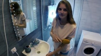 포르노 십대 18 세의 잘 생긴 형제가 아름다운 여동생을 초대하여 함께 샤워합니다. 그것은 깨끗하고 신선한 질에 삽입됩니다.
